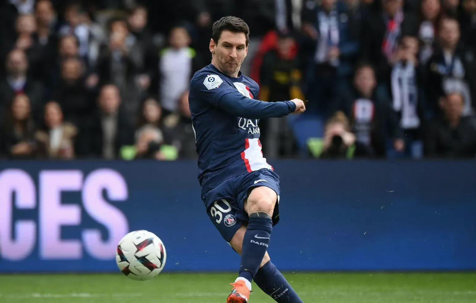 包含持续失利首场状态出色，雄鹿观众沸腾！，内马尔重返赛场观众掌声雷动的词条-爱游戏客户端下载